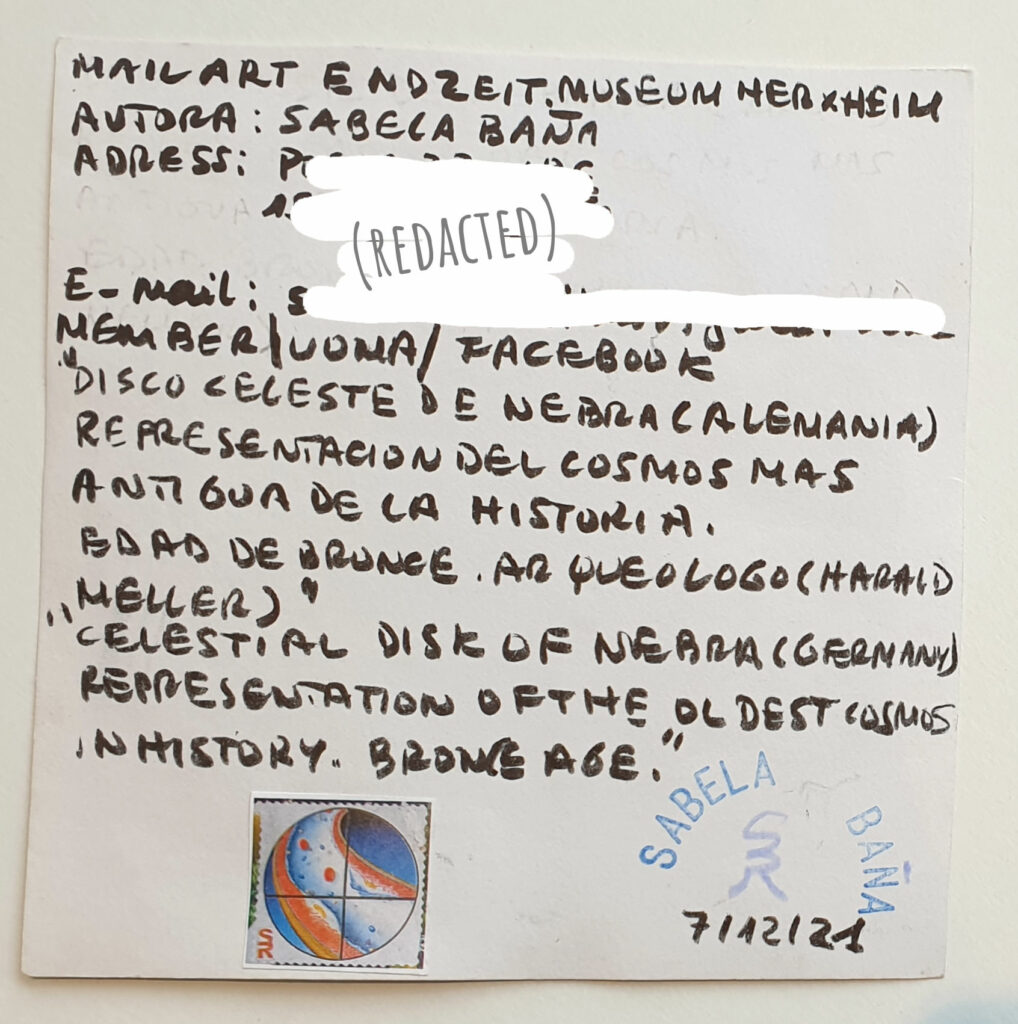 Mail Art mit der Himmelsscheibe von Nebra, Rückseite. Von Sabela Baña aus Spanien. Teil der Ausstellung ENDZEIT.
